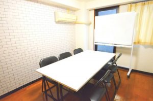 【相模原】10名収容/築浅リフォーム、クリーニングしたばかりの綺麗なお部屋【お気軽レンタルスペース・会議室】